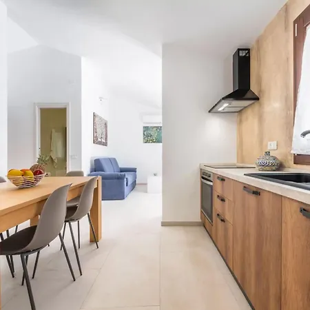 Elegant With Private Pool In *