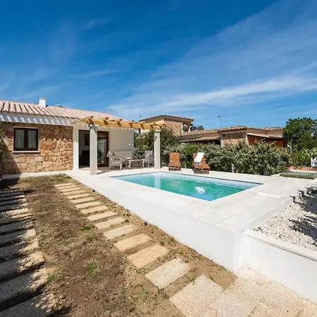 Elegant With Private Pool In *